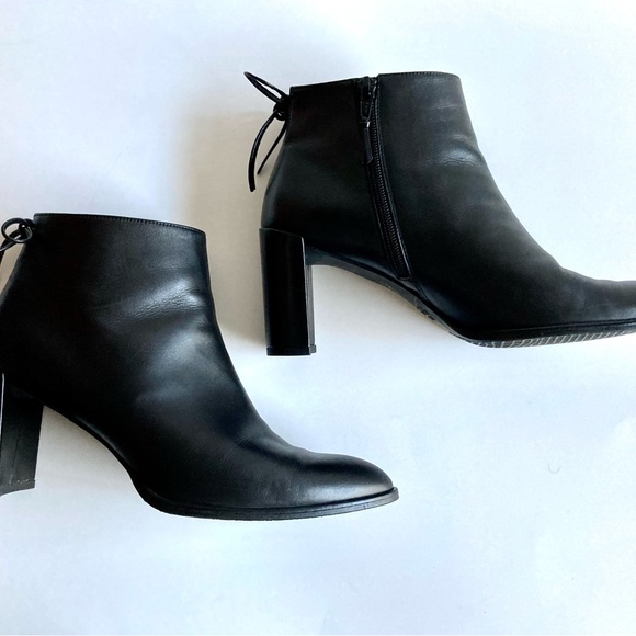 Stuart Weitzman Lofty Bootie, pointy toe, tie back. Black leather size 9. - Picture 10 of 12